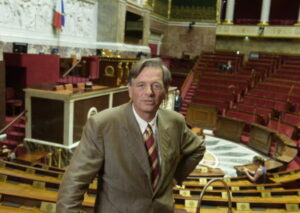 Portrait de Cyrille Isaac-Sibille dans l'hémicycle de l'Assemblée nationale