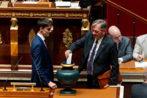 Vote de Cyrille Isaac-Sibille à l'Assemblée nationale à la Tribune